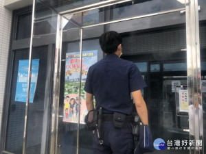 警友捐消毒防疫門。林重鎣攝