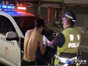 

大甲警分局特製「警察快譯通」多國語言在大甲工業區宣導，越籍移工裸露半身到處趴趴走，被員警依傳染病防治法函請栽罰。（記者陳榮昌攝）
