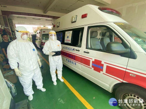 虎尾鎮妙順有限公司負責人林珈安及虎尾鎮楊薇蓁女士，分別捐贈雲林縣消防局防水隔離衣1千件及防護衣5百件，以實際行動力挺抗疫英雄，守護鄉親健康。