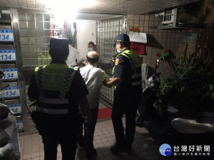 老翁外出透氣迷途，警公園發現協助返家