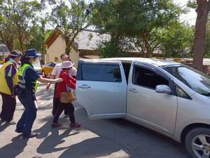 警方順利讓老奶奶搭上返家的專車

