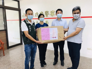 社會人士贈防護面罩挺草屯分局員警。（草屯分局提供）