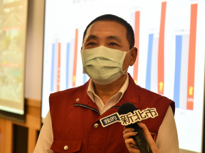 新北市長侯友宜21日到交控中心察看了解星期一整個上班交通流量狀況後受訪，強調AZ疫苗一定先打，打了AZ疫苗後，再來打莫德納疫苗，順序是不會變的