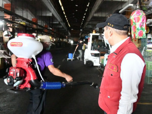 新北市長侯友宜21日視察三重果菜市場清消情形