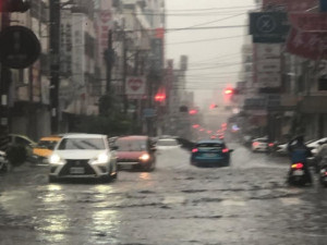 豪雨強灌彰化　員林、溪湖道路多處嚴重積水