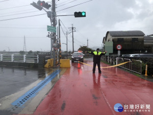 路面積水警方指揮改道。林重鎣攝