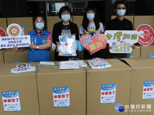 新北市議員蔡淑君捐千套防疫裝及方便型篩檢站  左起安桂獅子會會長謝牡丹、張錦麗局長、蔡淑君議員、國民黨林口區民眾服務站理事長林光中