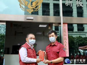 侯友宜22日到新北市政府消防局第一大隊新板分隊，慰問兩位因執行勤務時與確診者接觸而染疫的同仁，頒發10萬元確診慰問金