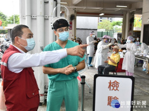 侯友宜22日到板橋果菜市場視察機動篩檢隊篩檢情形