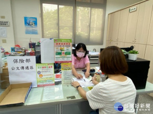 

大安區農會在疫情肆虐嚴峻之際，策畫防疫保單與疫苗保險商品提供農漁民，期減輕農漁民在疫情之下的經濟負擔。（記者陳榮昌攝）
