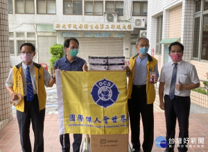國際傑人會世界總會秘書長馬豫鈞(右二)、會務發展處處長廖慶祥(左一)、銘躍藥品副總經理林群峰(右一)等出席捐贈儀式，衛生局副局長許朝程(左二)代表受贈