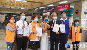 扶輪社、皇穹陵、成功獅會與林儒彬等捐贈i-Pad 3及小筆電。（記者扶小萍攝）