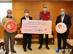 新北商業會捐433萬防疫基金   由理事長賴瑞昌（左2）、副理事長葉庚進（右1）、監事會召集人林新忠（左1）代表捐贈  副市長謝政達（右2）受贈