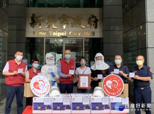 知名藝人安以軒夫婦號召好友，22日共同捐贈新北市政府消防局防疫神器「動力濾淨式呼吸裝置」70套，副市長謝政達代表受贈