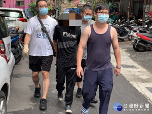 新莊警方獲報不到5小時，就在蘆洲逮到該名惡匪，員警怒嗆：「敢來新莊搶!天涯海角抓到你」!