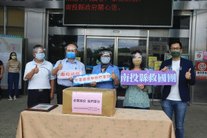 孫玉珍代表林主委送面罩並為防疫人員加油。（記者扶小萍攝）