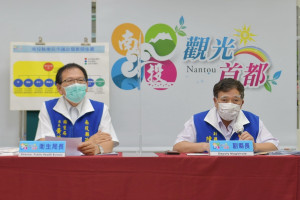 陳副縣長與黃局長說明疫情。（縣府提供）