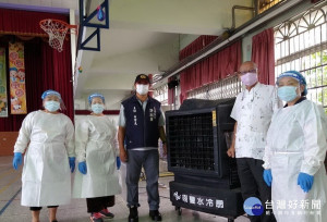 許淑華服務團隊調用大型冷水機及風扇讓醫護減低負擔。（立委服務處提供）
