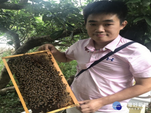  陳祐堂是養蜂達人。林重鎣攝