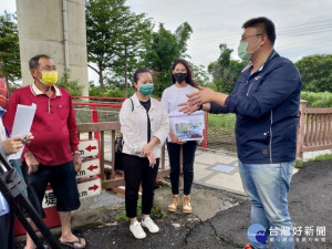 
大甲溪畔生態公園多項設施老舊損壞，市議員施志昌邀集官員會勘，爭得建設局養工處納入美樂地公園計畫，設計後整修。（記者陳榮昌攝）