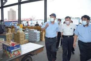 台北市長柯文哲23日一早到台北第一果菜市場視察工作情形。（圖／翻攝柯文哲臉書）