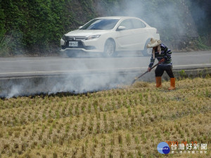 稻草腐化不燃燒　台東呼籲農民翻耕掩埋取代露天燃燒