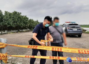 鹿寮派出所所長張添財、警員李青翰為避免強降雨危及用路人安全，冒雨前往轄區易淹水橋梁察看，並擺設警示提醒。