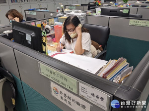 勞工局由雙語諮詢同仁，每日以母語電話關懷確診移工之身心健康、飲食居住情形
