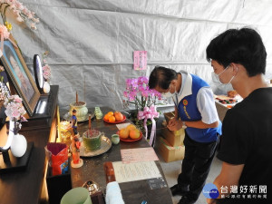 林明溱親到亡者靈前祭拜。（縣府提供）