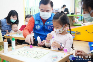 「停課不停班」政策桃園市254家私立幼兒園「零收入」，爆發倒閉退場危機，業者向桃園市議長邱奕勝陳情，希望7月能夠微解禁。