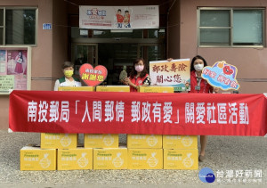 南投郵局贈南投家扶鳳梨。（南投郵局提供）