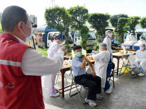 市長侯友宜26日到肉品市場視察篩檢及施打疫苗情形