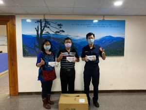 仁愛警友辦事處江顧問賢伉儷親自前往仁愛警分局致贈醫療級口罩。