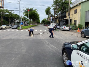 警員協助撿掉落物品。林重鎣翻攝