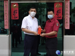 局長黃德清與消防之友會理事長黃志彰前往分隊致贈確診同仁慰問金
