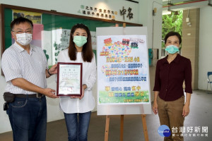 許淑華代表友人捐贈平板電腦和筆電。（立委服務處提供）