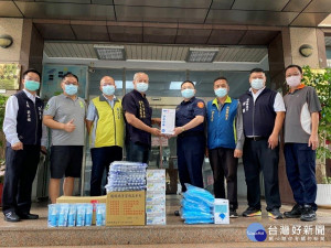 議員率民間單位及熱心人士捐助信義分局防疫物資。