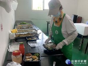 農村老人停聚不停食。（水保局提供）