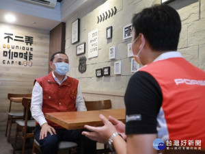 新北市長侯友宜29日前往新莊區的不二弄咖啡，感謝蔡依帆老闆發起「A餐計畫」，提供弱勢學童或民眾免費餐點及商業服務