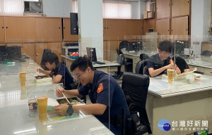 警政署長贈送各分局一線同仁元氣便當。（竹山分局提供）