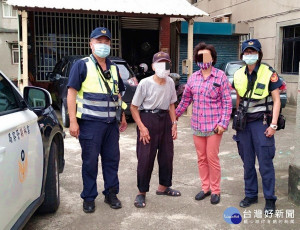 北港警方接獲失蹤人口協尋通報，立刻積極展開尋人任務，於通報1小時內即順利尋獲老翁，並通知家屬平安接送返家。