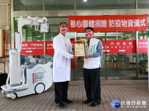 新北市議員陳啓能今（30）日與16位民間企業友人共同捐贈新北聯醫「電動式數位移動型X光機」，由院長項正川代表受贈，並致贈感謝狀