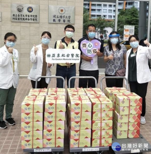 中原大學致贈拉拉山水蜜桃與新北市亞東紀念醫院醫護分享，由亞東醫院社工室主任熊蕙