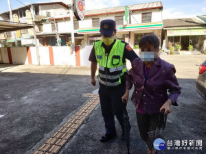 警方將婦人帶回所安置。林重鎣攝