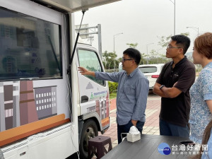 陳局長實地了解全台首創的空品監測車