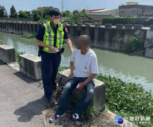 老翁中午外出卻不堪烈日暈眩倒地，橋頭所員警巡邏經過及時給予援助，並安全將老翁送返家中，深獲家屬感謝與肯定。