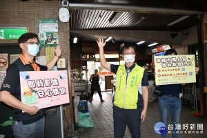 林世賢市長與新頻道有線電視公司總經理廖咸隆（左）介紹華陽市市場架設的「即時影像智慧監控系統」。圖／彰化市公所提供