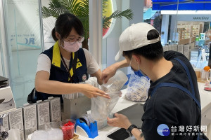 為維護民眾食品衛生安全，桃園市政府衛生局抽查轄內相關店家販售的的飲冰品。