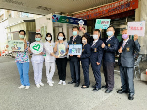 竹山扶輪社發揮社會責任捐贈正壓採檢站予竹山秀傳醫院。（竹山扶輪社提供）