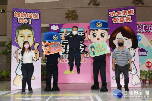 嘉義市警局舉辦限量悠遊卡抽獎活動，局長黃建榮鼓勵民眾踴躍參加／陳致愷翻攝